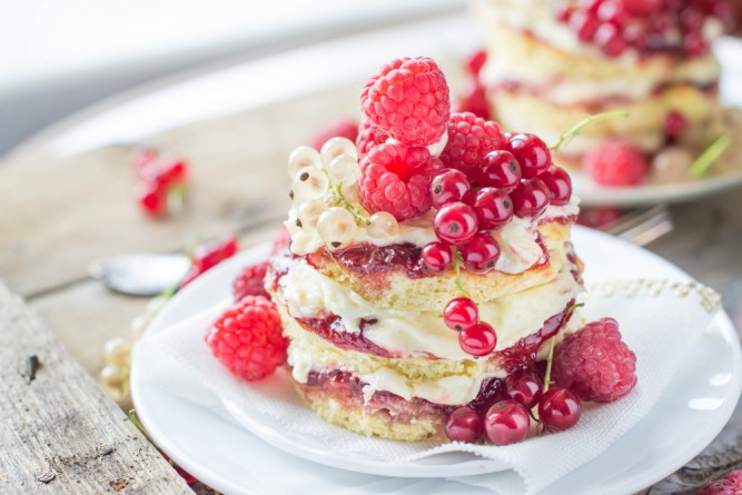 prajitura-clatite-pufoase-crema-alba