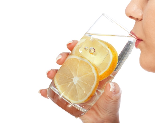 Bei apă cu lămâie ca să slăbești? Faci o mare greșeală