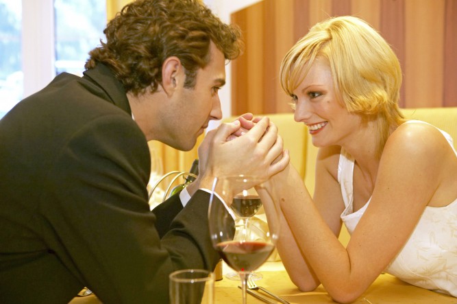 Verliebtes Paar in einem Restaurant, Couple in love at a restaurant