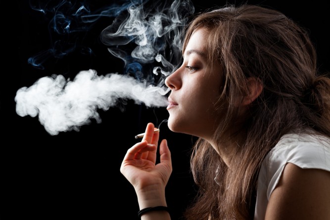 femeie-fumeaza