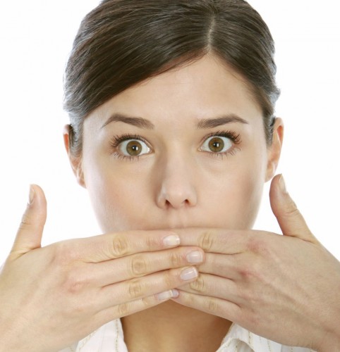 junge Frau schweigt, Young woman covering her mouth with her hand