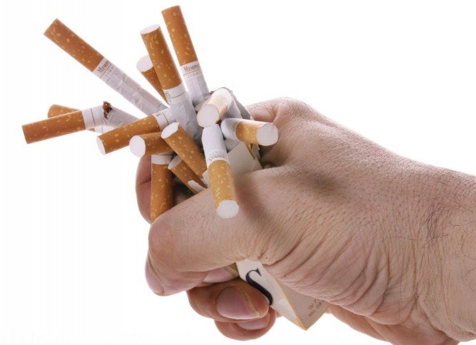 Gebrochene Zigaretten in einer Hand - broken cigarettes in a hand