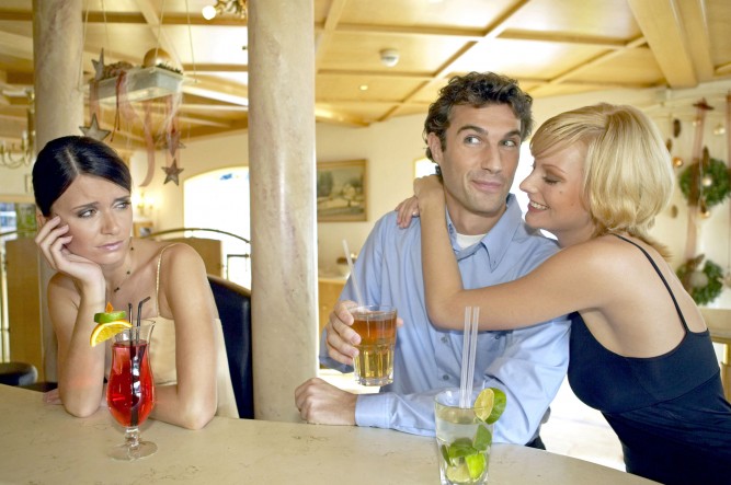 Mann flirtet mit zwei Frauen an der Hotelbar Eifersucht, Man flirting with two women at a hotel bar jealousy