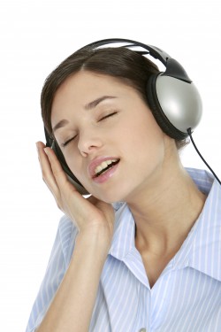 Junge Frau hoert Musik mit Kopfhoerer, portrait of a young woman listening to music with headphone