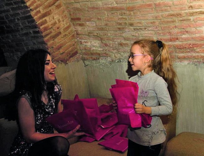 Alexandra si surioara micaCut