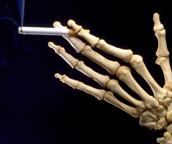 Symbol Rauchen, Skeleton Hand Holding Cigarette