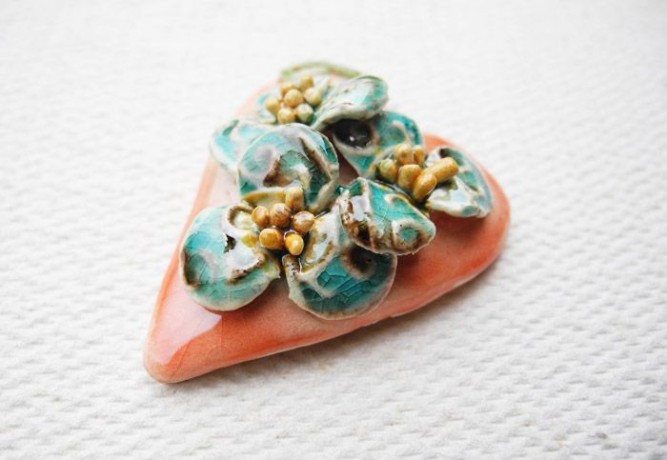 brosa-martisor din ceramica glazurata, atelierulcupovesti 15