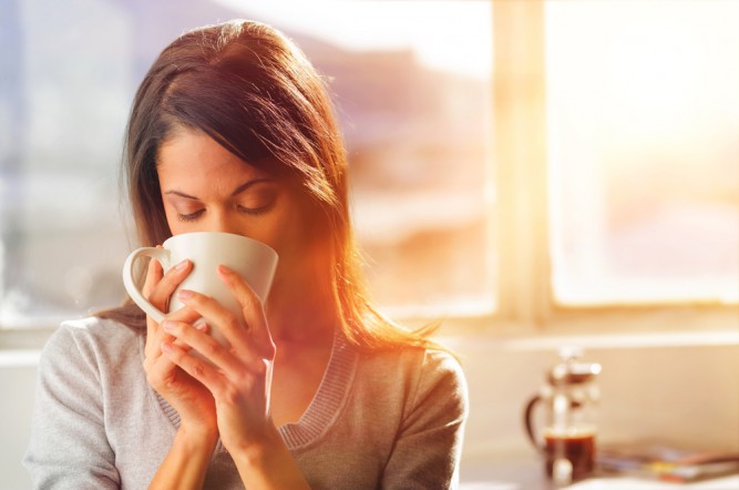femeie-bea-cafea