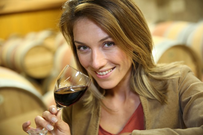 femeie-vin-rosu