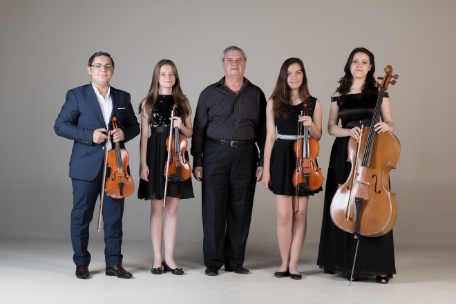 prof.Nicolae Antonescu alaturi de cei patru bursieri care formeaza Teen Strings Quartet