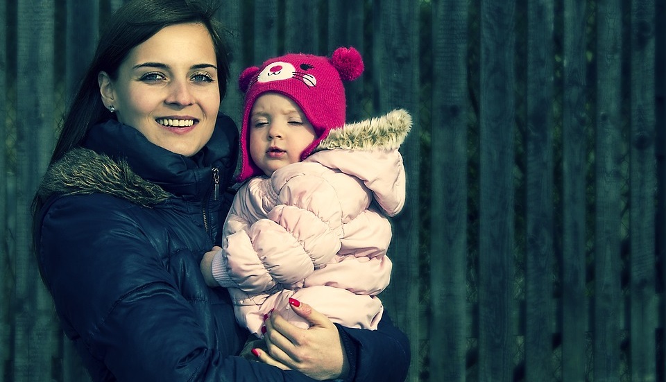 mama cu copil in brate