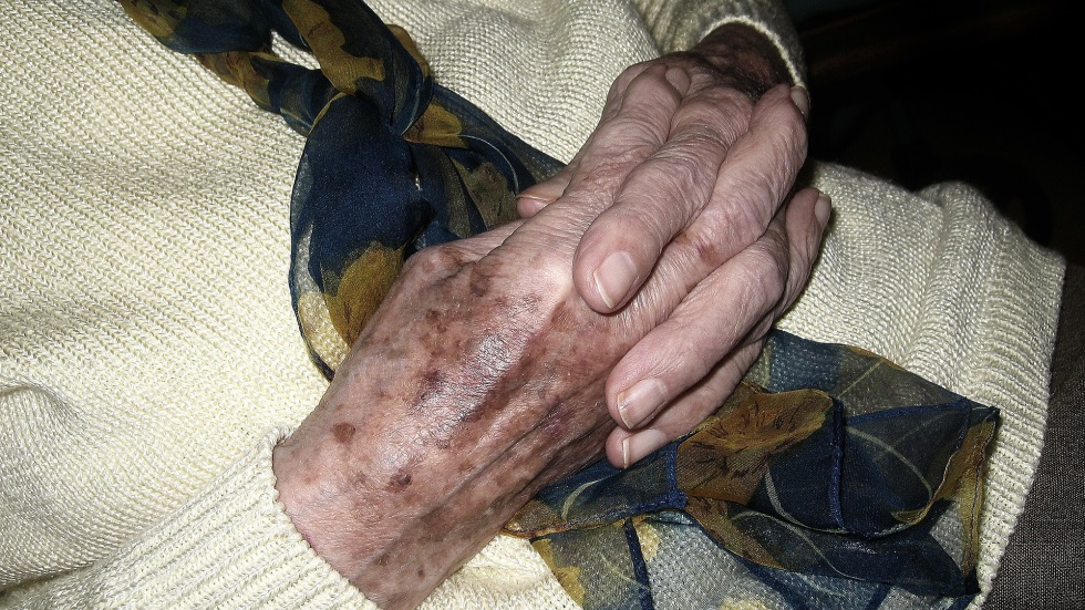 maini femeie batrana
