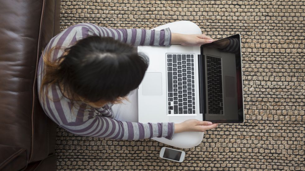 De obicei, stam in cele mai gresite pozitii cand lucram la un laptop