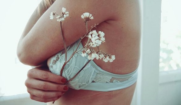 femeie in sutien
