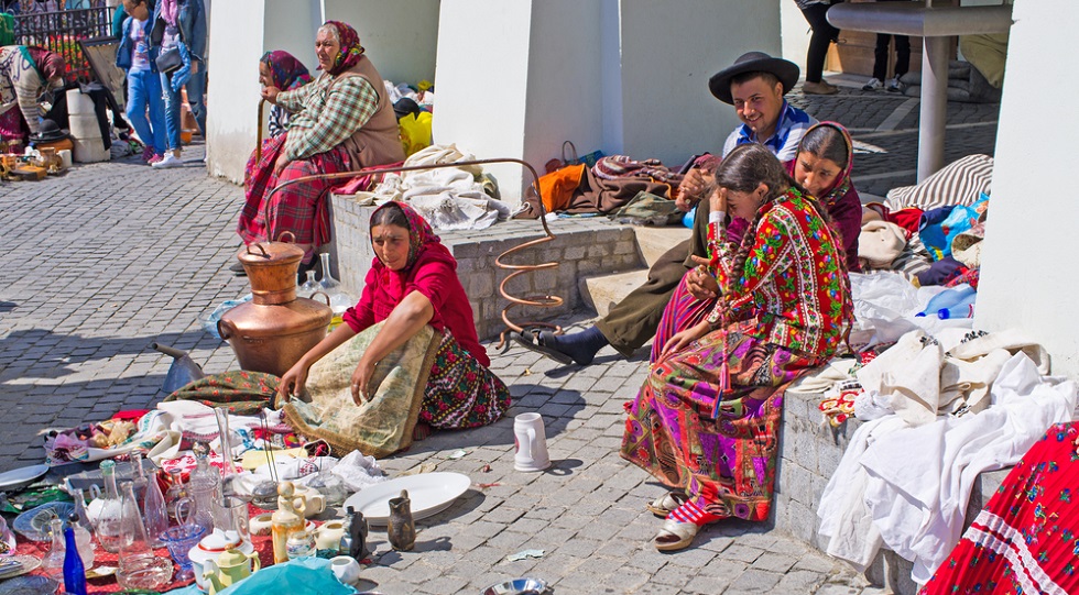 продать цыганам. современные цыганские семьи. цыганский базар. толпа цыган. продать цыганам.