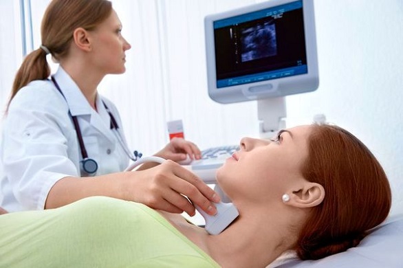 femeie care face ecografie tiroidiana