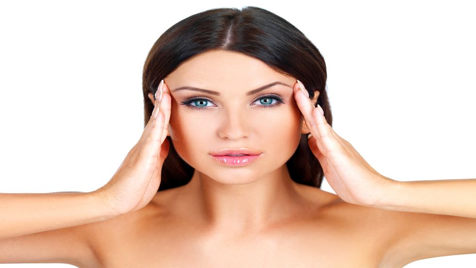 Folosește buricele degetelor pentru un masaj facial anti-oboseală.