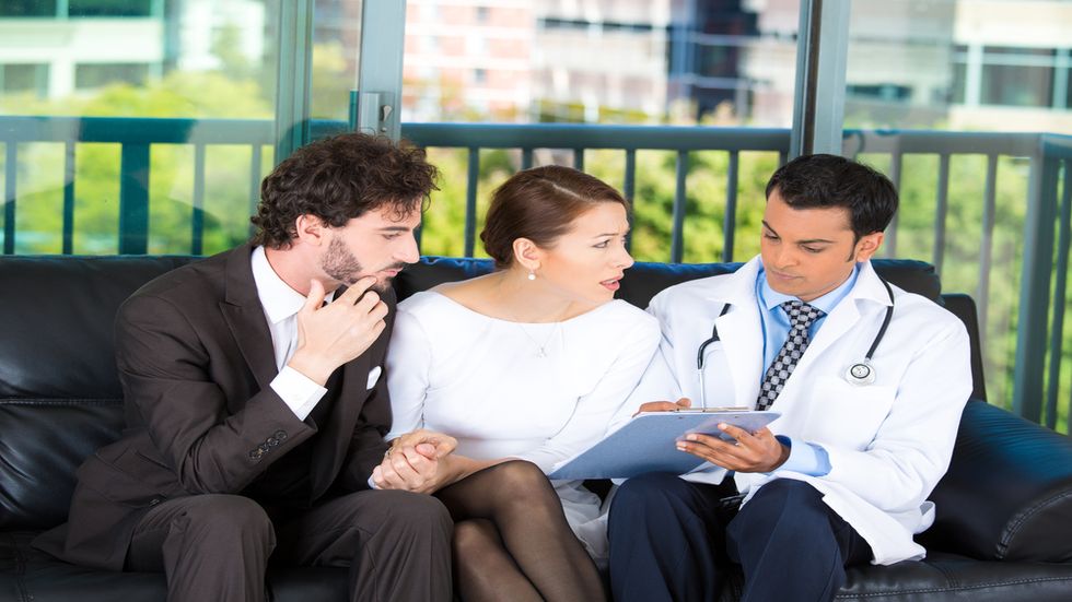 Un cuplu discuta cu medicul despre cauzele infertilitatii
