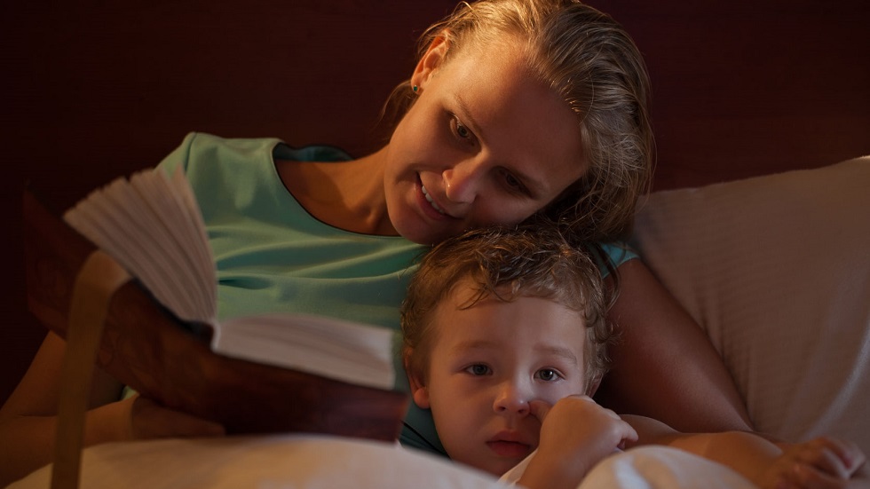 mama-si-copil-citesc-povesti
