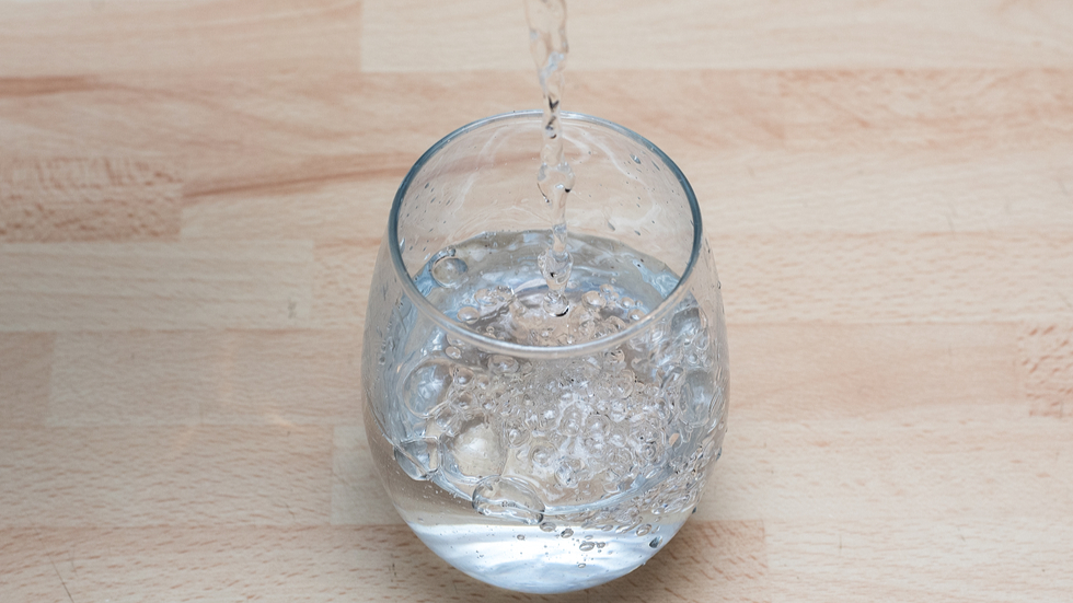 Mit demontat: Ce se întâmplă de fapt dacă bei apă când vrei să slăbeşti