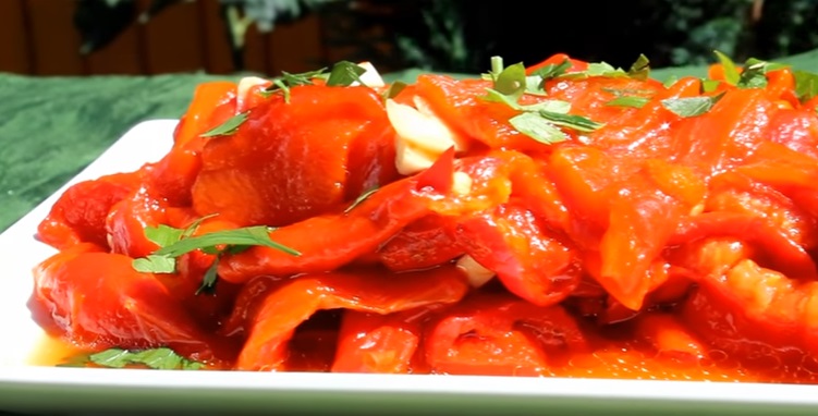 Salata de ardei copti cu ulei de masline