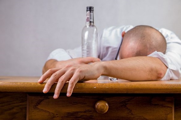 barbat carea bea alcool