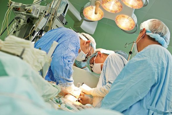 medici in sala de operatie