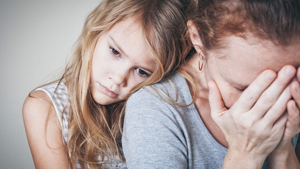 mama si fiica triste