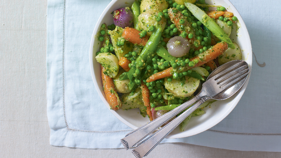legume de primăvară și sos pesto