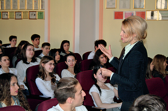 mihaela olaru le vorbeste elevilor