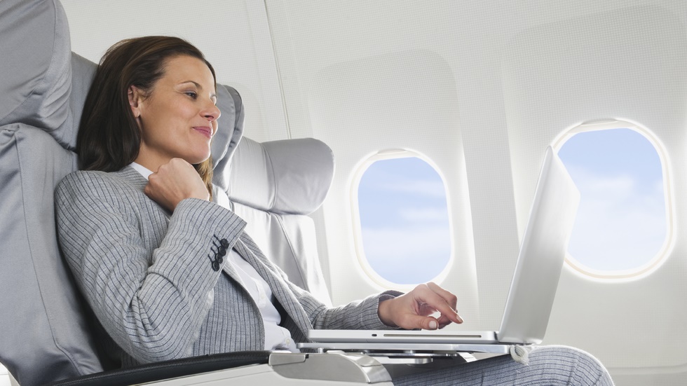 Laptopurile ar putea fi interzise în timpul zborului cu avionul