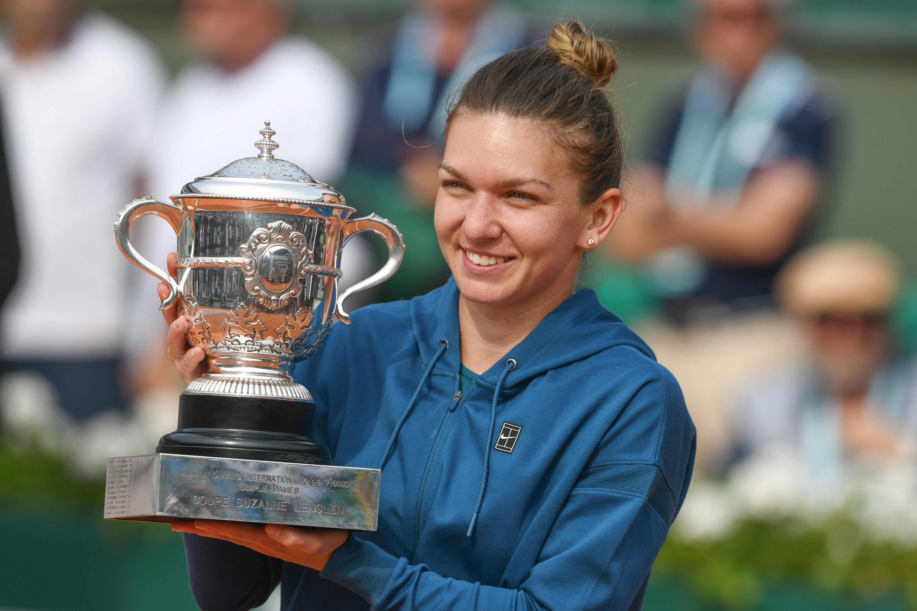 Simona Halep S A Intors In Romania DupÄƒ Ce A CaÈ™tigat Roland Garros 2018 Acest Trofeu Este È™i Al Romaniei MÄƒ Simt ImplinitÄƒ Iar Cariera Mea Nu Se OpreÈ™te Aici Stiri Vedete