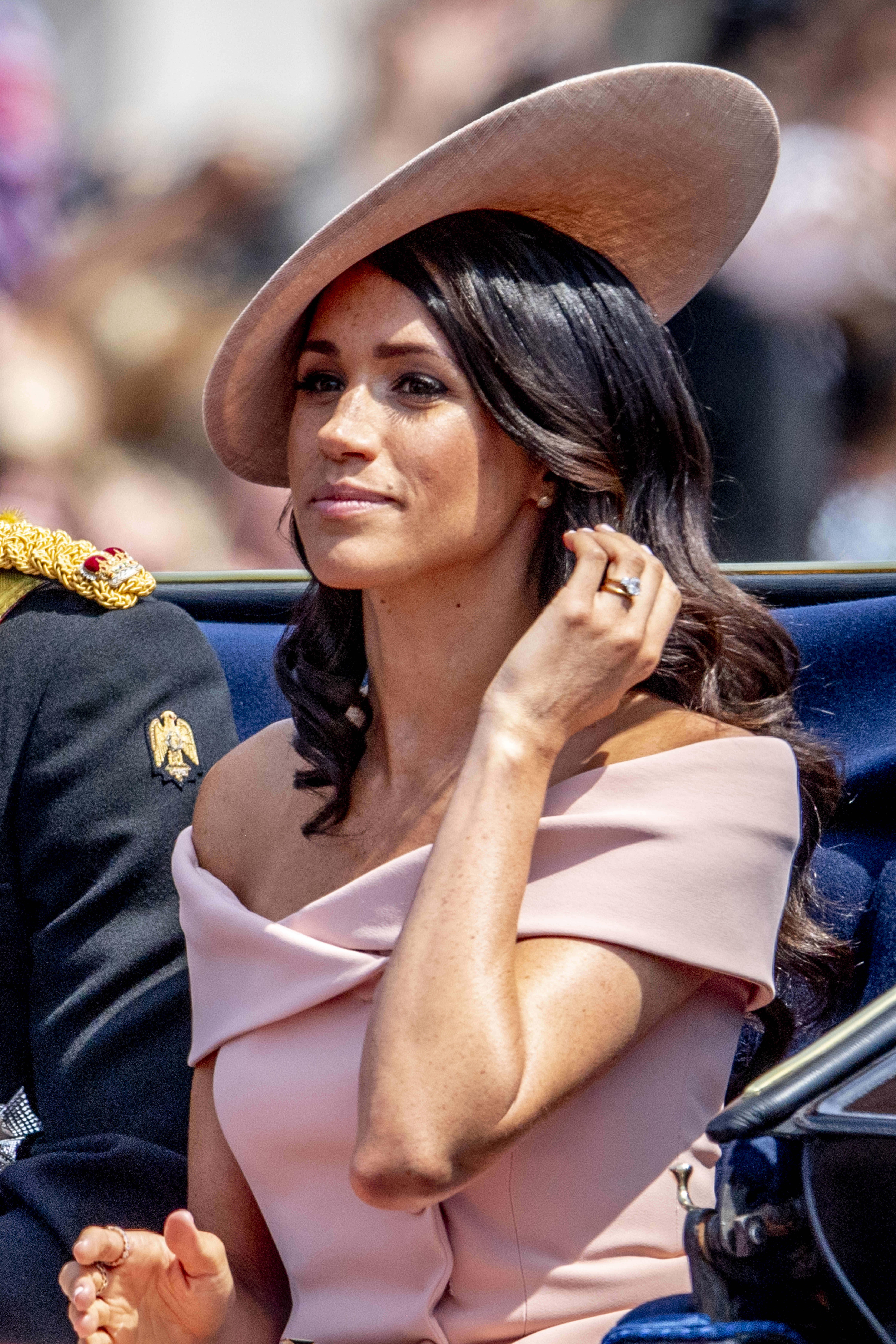 Motivul Pentru Care Meghan Markle Poartă Doar Rochii Roz De Ce