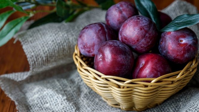 De ce să consumi prune în această perioadă