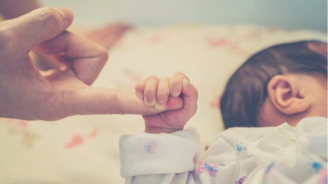 O mamă a fost dată în judecată