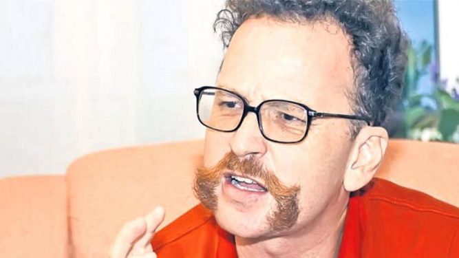 Sigur ți-l amintești pe Ovidiu Cuncea, mustăciosul acela simpatic care ne amuza în diferite show-uri de televiziune alături de Mama Natură sau Dan Negru. În anii 2000, Ovidiu Cuncea a dat lovitura cu emisiunea Ciao Darwin