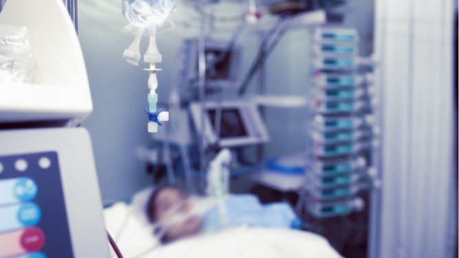 o tânără se află în moarte cerebrală, după ce a fost diagnosticată cu meningită