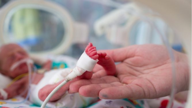 Cel mai mic bebeluș din lume, care a cântărit la naștere 268 de grame, a supraviețuit