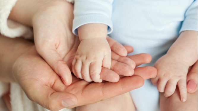 Doi părinți vegani şi-au înfometat copilul de cinci luni