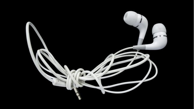 Un tânăr a murit după ce a adormit cu căştile telefonului în urechi