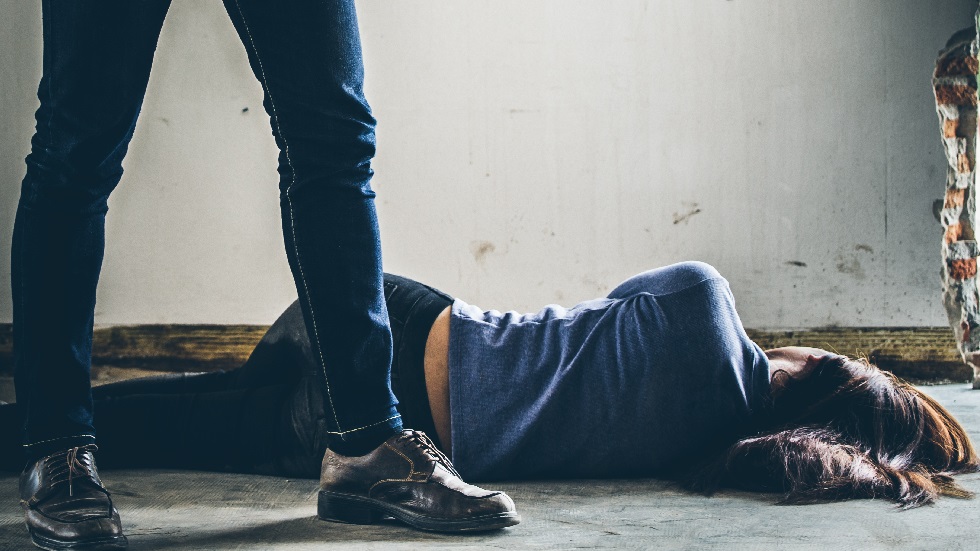 Bărbați acuzați că ar fi violat o tânără de 22 de ani au fost achitați pe motiv că victima era... urâtă