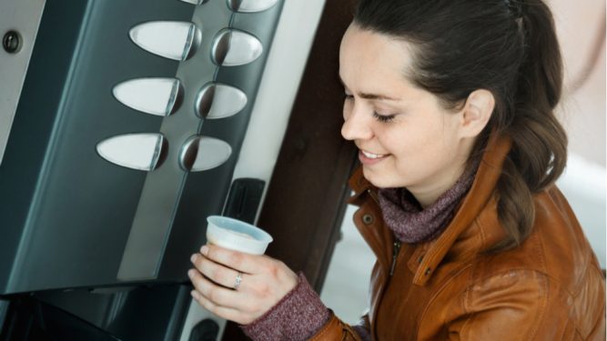 Cafeaua de la automat e cu înălbitor de rufe