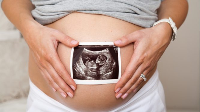 Femeia care a născut 2 copii în 26 de zile
