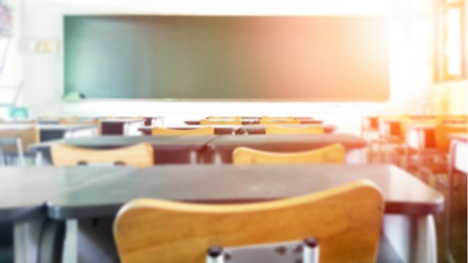 O profesoară și-a obligat eleva să se tundă în fața colegilor, pentru că și-l vopsise