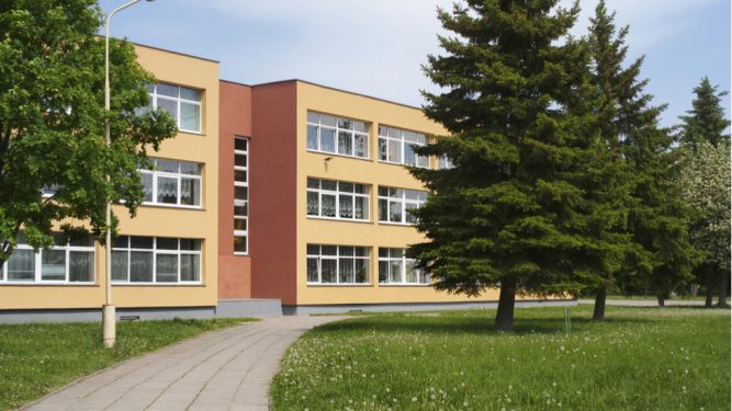 Un elev a sărit de la fereastra clasei, de la etajul 2