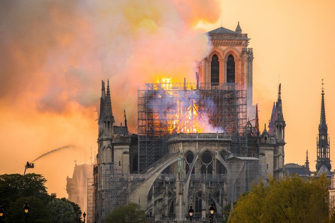 Gabriela Firea va dona timp de trei luni 10% din salariul său pentru refacerea Catedralei Notre-Dame din Paris