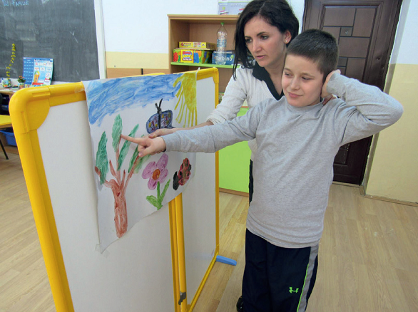 O fetiță de clasa a IV-a a creat un manual pentru copiii cu cerințe speciale