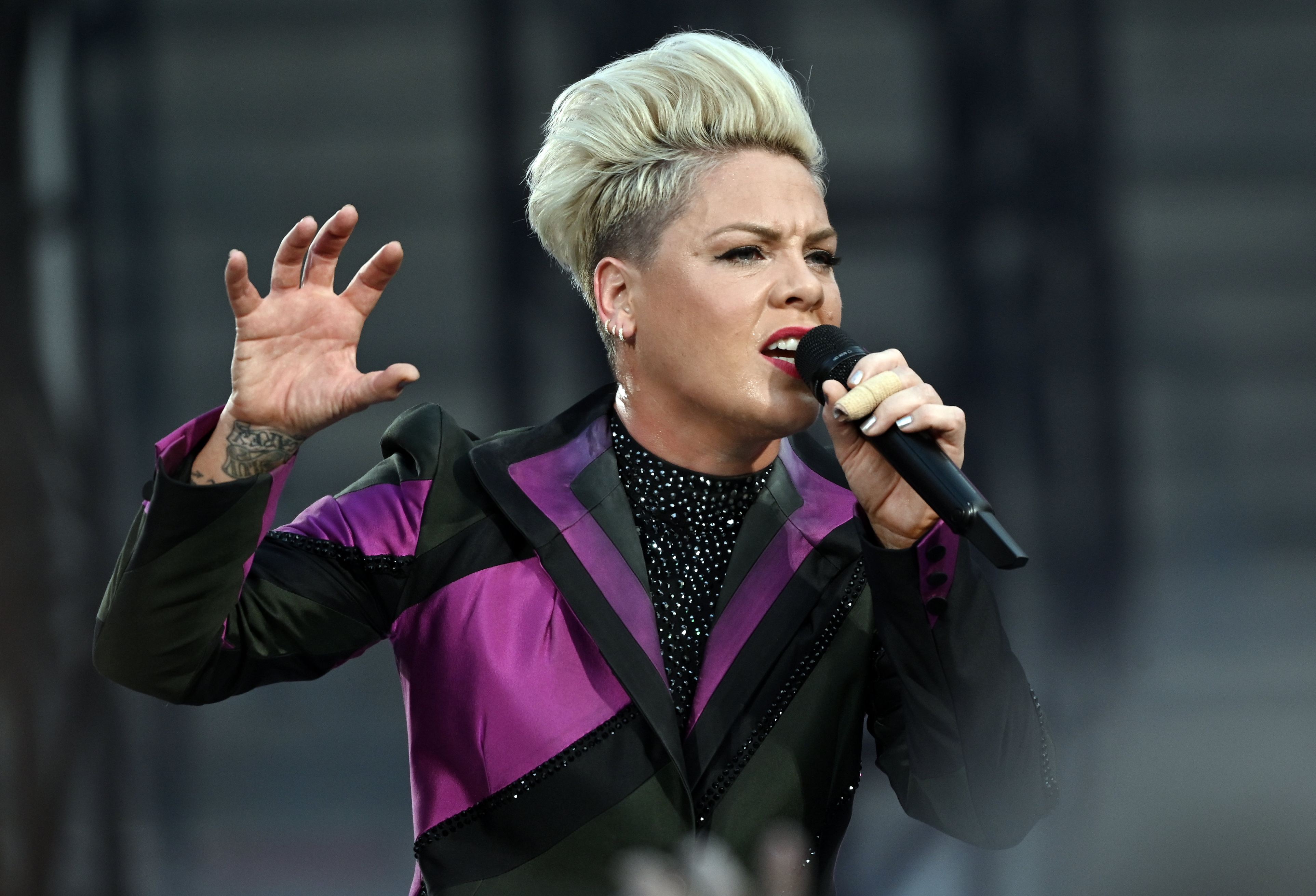 Пинк певица фото. P!nk 2000. Пинк американская певица 2022. Пинк новости. Пинк певица 2004.