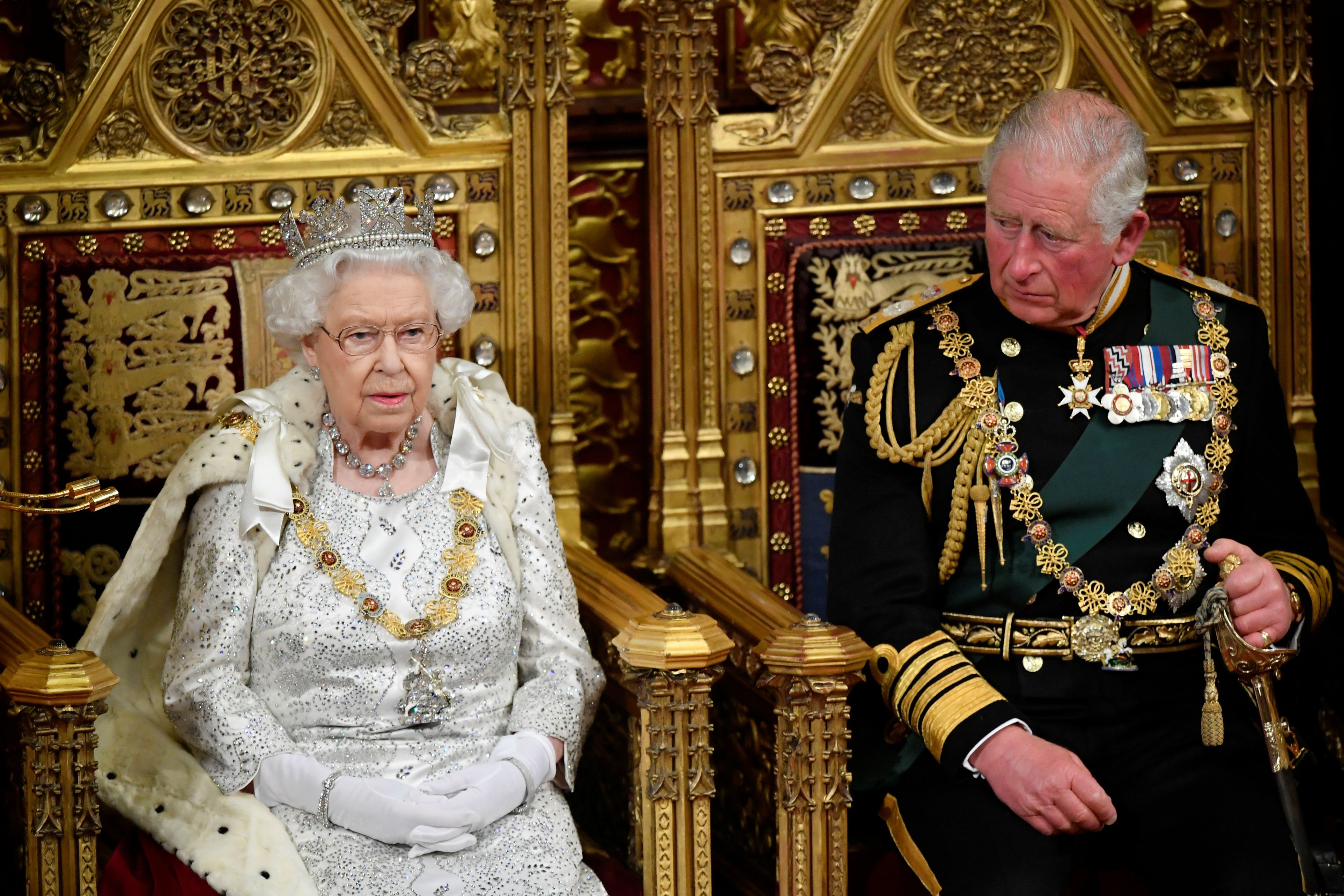 Regina Elisabeta a II-a și fiul ei Prințul Charles, duce de Wales