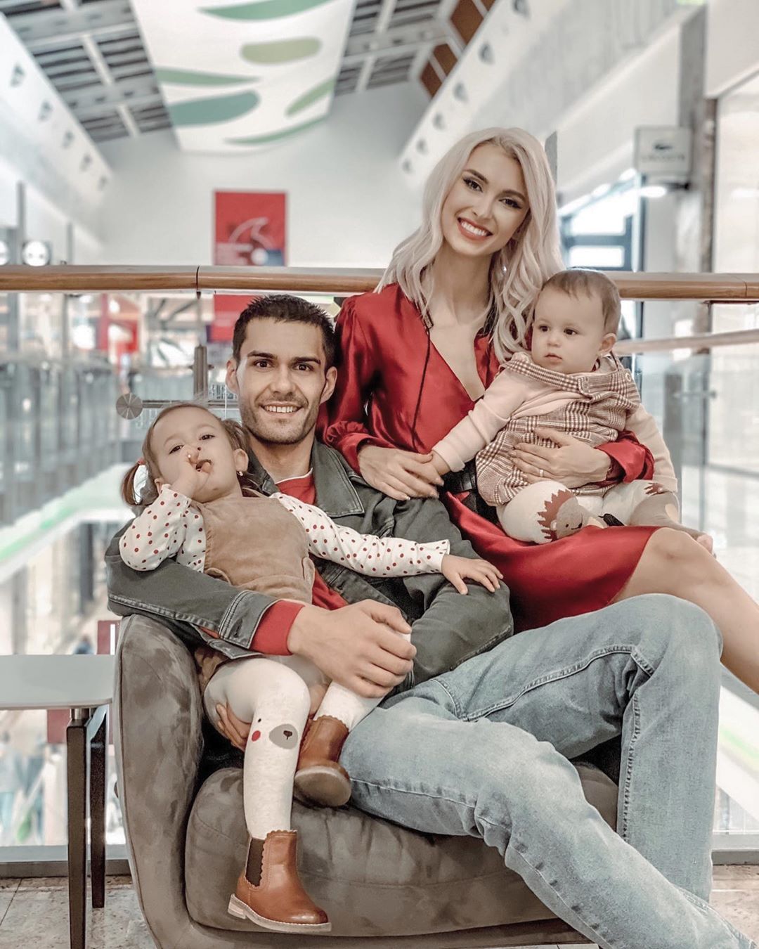 Andreea Bălan, George Burcea și fiicele lor Ella și Clara